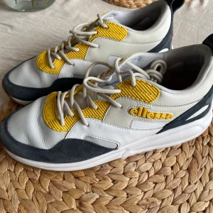 Sneakers ellesse herr/kille - Sneakers från Ellesse , herr stl 43. Sparsamt använda och i gott skick men någon liten fläckar finns (se bilder). 