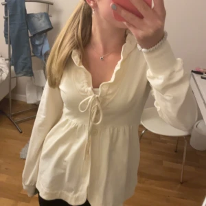 Crémevit kofta - Jättefin cremevit kofta från House of Lola. Nästan aldrig använd. Skriv om du har några frågor!💗