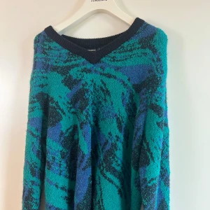 Sweater - Sjukt snygg sweater med ett udda mönster som gör att den verkligen sticker ut! Använd max 2 gånger så som nyskick. Är i storlek M men en L kan även utnyttja den utan problem. Nypris på en sånhär är ungefär 3000:-