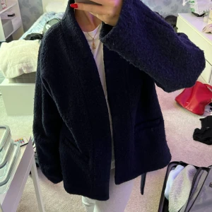 Mörkblå jacka ❣️ - Mörkblå jacka med knytning. Super skön och i nyskick! ❣️skriv för fler bilder eller vid funderingar! 