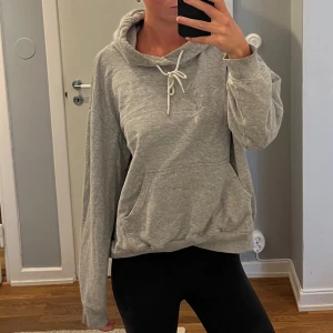 Hoodie - Grå hoodie från H&M 🩶