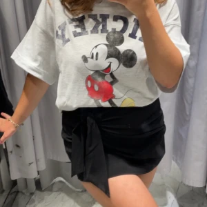 Skort Zara - Skort från Zara med fin knytdetalj där fram. Använd 1 gång 🫶