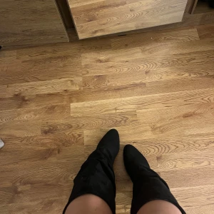 Svarta mocka boots - Säljer mina svarta boots i mocka, nästintill helt oanvända!  Skriv för fler bilder, nypris 599:-💗 Pris går alltid att diskutera