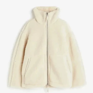 Teddyjacka H&M - Säljer nu min så fina o populära Teddyjacka från H&M, perfekt nu till hösten och vintern, kom privat för fler frågor och bilder❤️( säljer samma färg som på bilden, crémevit)