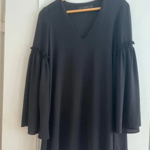 Klänning med utsvängda armar🖤🖤 - Jättesnygg klänning från zara💗