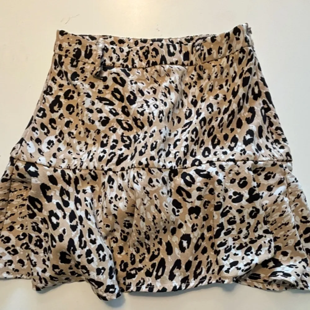 leopard kjol med inbyggda shorts i xs från stradivarius (ingår band till). Kjolar.