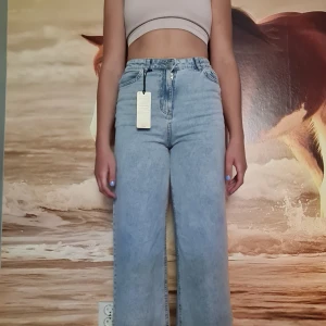 Oanvända Whide jeans med prislappen kvar - Blåa whide jeans, oanvända med prislappen kvar. Från Lindex.