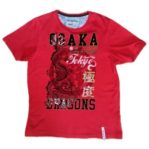 Cool Drain Graphic Rhinestone Röd Y2k Tshirt - Riktigt fet graphic tshirt med rhinestones. Knappt använd, i mycket bra skick. Storlek L på lappen, men passar mer som M. Längd: 69 cm. Bredd: 51 cm. Ställ gärna frågor, priset kan diskuteras.