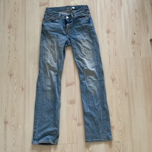 Weekday jeans lågmidjade - Säljer lågmidjade/midwaist jeans från weekday i bra skick.