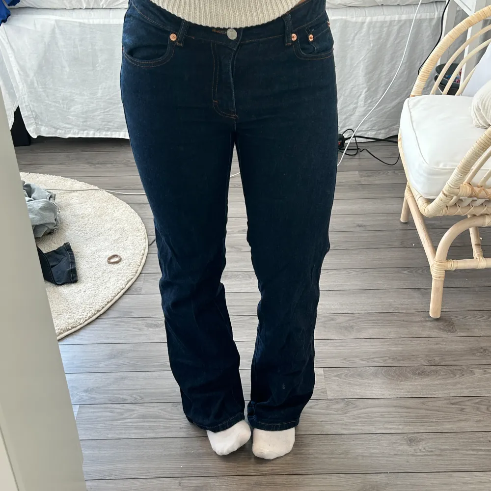 mörkblåa bootcut jeans med knapp fickor där bak, använda hyfsat sällan💕💕 S/short  (Kan färga av sig). Jeans & Byxor.