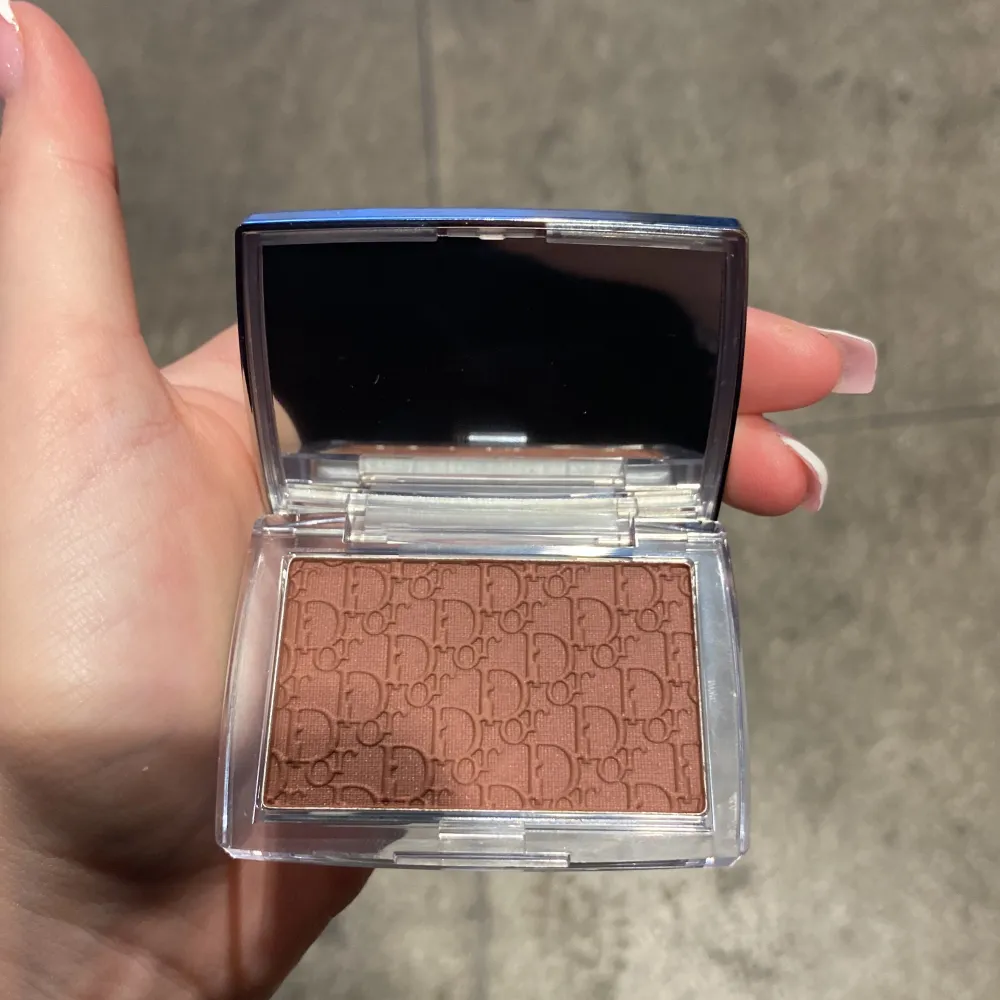 En helt ny dior blush, råka köpa fel färg/ original pris 500 . Skönhet.