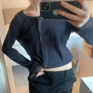 Stickad kofta - Söt marinblå stickad kofta med knappar från H&M💙