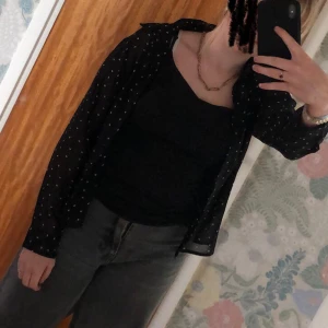 Svart skjorta - Svart skjorta med små hjärtan på. Passar många stilar!