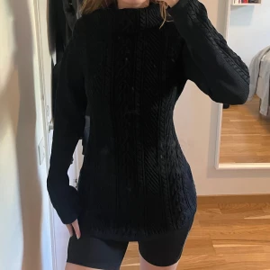 Klänning  - Stickad klänning/ tjocktröja i storlek M