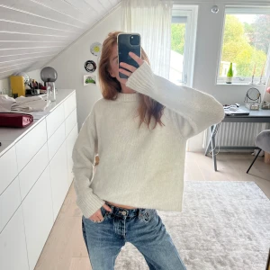 Vit stickad tröja  - Perfekt till hösten som inte sticks🥰