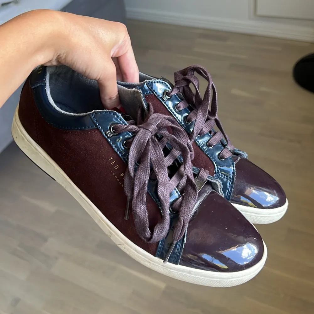 Ted baker sneakers dam, står 40 men funkar för mig med 38/39  500kr. Skor.