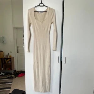 Adoore klänning - Min absoluta favorit Adoore klänning✨🤍I bra skick trots att den är väl använd🤍storlek 36 och jag tycker längden är lagom för mig som är 169 cm lång👼🏼