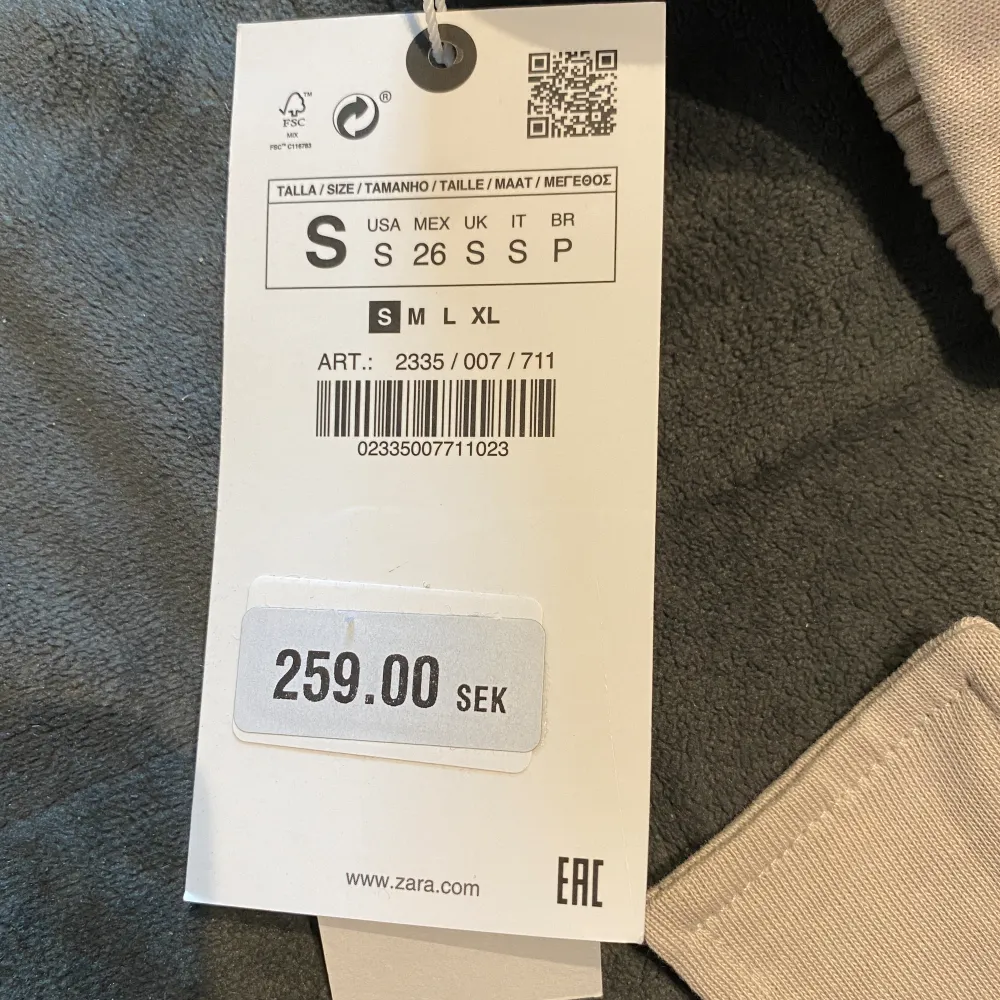 Helt oanvända (med lappen kvar) byxor den zara i bomull. Fkn knytdetalj i midjan och är ganska raka i benen.  Stretchiga och väldigt skönt material. Jeans & Byxor.