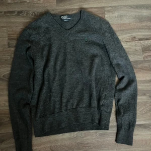Ralph lauren tröja  - Grå stickad Ralph lauren tröja i nyskick Riktigt varm och go så perfekt nu till vintern Storlek s Tveka inte på att skriva!😁