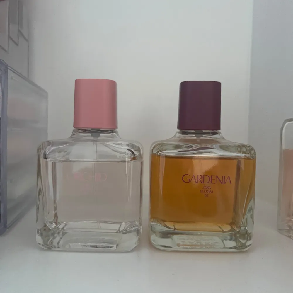 Säljer två parfymer från Zara. Den första är 'Orchid Zara Bloom 01', den andra är 'Gardenia Zara Bloom 02' 💓Båda flaskorna är 50 ml och köptes som ett set!. Parfym.