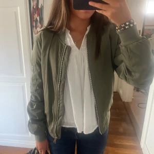 Grön bomberjacka - Säljer denna trendiga, vintage militärgröna bomberjacka🔥❤️skick 10/10 Markerad i storlek M men passar mig som har XS/S
