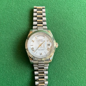 40mm Seiko Day-Date White Mod - Hej alla! Säljer min personliga Seiko Day-Date Mod. Denna har jag använt i ca 1 år därav det billiga priset! Några enstaka repor men ändå väldigt fin och en perfekt klocka för vem som helst. I denna är det Miyota 8285 automatisk rörelse.