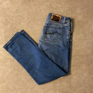 Jacob Cohen Jeans - Säljer nu dessa Jacob Cohens då de är lite för små för mig. Passformen är Bard (688), slim fit. Storleken är 33 men de passar 32. De är i väldigt bra skick, men det är ett litet hål inuti fickan som knappt märks. Skriv för frågor och prisförslag! 
