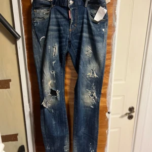 Dsquared2 Jeans slim strl 46 - Dsquared2 Jeans Slim jean Storlek 46, jag har storlek M men dem är lite små för mig så de sitter som storlek S Säljes billigare vid smidig affär