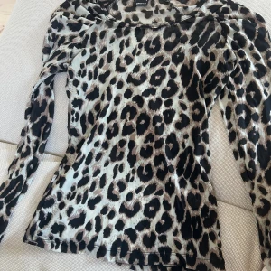 Leopard topp  - En så fin leopard topp som jag köpte från Gina förra året för 299,  jag har endast använt den en gång och den är i inprinsip ny skick, storlek xs, skriv privat för fler bilder eller frågor❤️pris är diskuterbart
