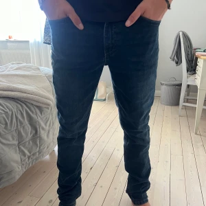 Levis jeans - Ett par riktigt snygga, mötkblå, slimfit levis jeans 