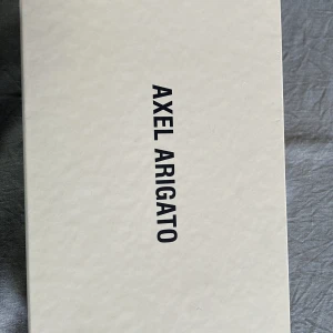 AXEL ARIGATO skor - Storlek 38 snygga bra höst skor funkar fint. Riktiga ingen replika ny pris 2800. Skick 8/10 lite skitiga men går att göra rent. 👍👍
