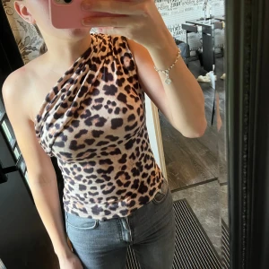 Leopard topp - Jätte mjukt och skönt material, fin passform. Använd några få gånger 🐆🐆 passar S och XS