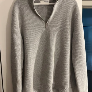 Selected Homme 1/4 zip - Grå stickad quarter zip från Selected homme som är köp på kennedies i örebro! Använd fåtal gånger men säljer då den blivit för stor för mig!