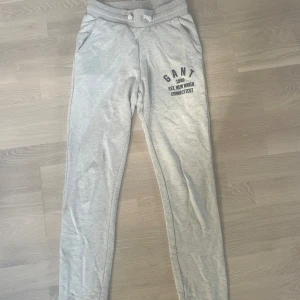 Gant mjukisbyxor  - Säljer nu dessa fina mjukisbyxor ifrån gant då dom är för små💕 nyskick då dom använts fåtal gånger. Hör av er för fler bilder och och info!