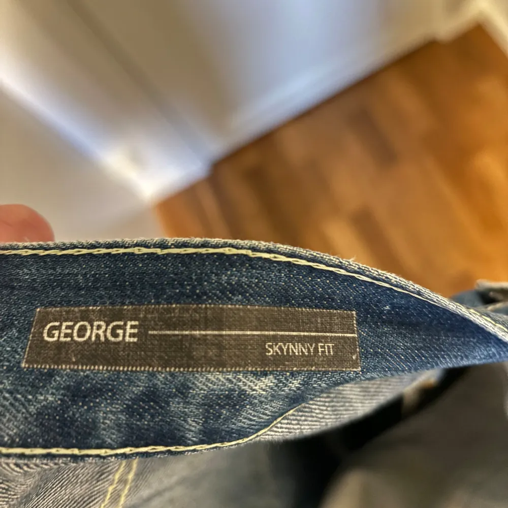 Dondup jeans i modellen george. Dom är i storlek 34 och i lagom bra skick.  Obs dom är omsydda på längden så för att veta om dom passar just dig så kan du mäta innerbenet av dina jeans, innerbenet är 71 cm. Hör av dig för mer information!. Jeans & Byxor.