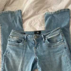 Ltb jens - Säljer för att dem är för stora väldigt snygga, bra skick❤️själv är jag 170 och dem passar perfekt i längden🫶🏻