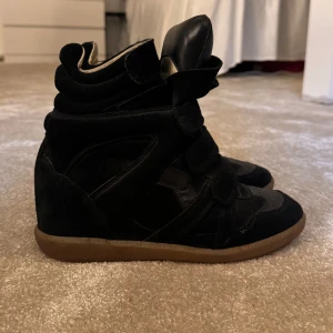 Isabel Marant Sneakers - Funderar på att sälja mina Isabel Marant sneakers som jag köpte här på plick i Oktober 2022. Dom är endast använda 1 gång av mig☺️ självklart är de äkta, boxen finns kvar💞 lägg gärna prisförslag. Storlek 40 men passar mig med 39 i vanliga fall☺️💞