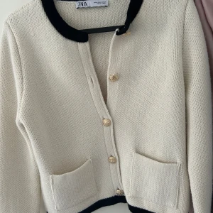 Zara kofta - Super snygg och väldigt passande kofta till hösten som är ifrån zara💕 jag säljer pga att den inte kommit till användning 💕skriv vid fler frågor eller fler bilder på plagget❤️den är i storlek M men passar storlek S!