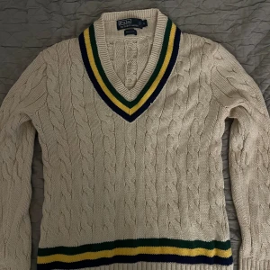 Polo Ralph Lauren Vneck - Klassisk stickad polo tröja från ralph lauren. Inget kvitto tyvärr därav priset Handtvättas  Endast provad