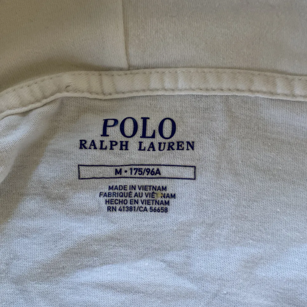 Säljer en stilren vit hoodie från Ralph Lauren. Den är i storlek M och har en klassisk design med en liten blå logga på bröstet. Hoodien är tillverkad i mjukt bomullsmaterial och har en justerbar huva . Perfekt för en avslappnad och bekväm stil!. Tröjor & Koftor.