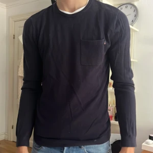 Långärmad tröja - Skön tröja i storlek S. Använd fåtal gånger. Pris kan diskuteras vid snabb affär