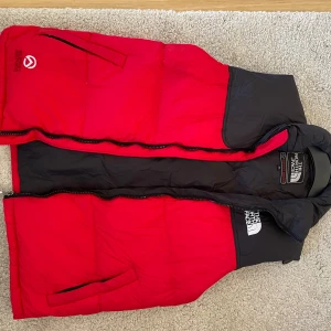The North Face väst - Säljer denna feta North Face summit series väst  pga ingen användning, perfekt till hösten och vintern, den är i bra skick använd enstaka gånger.