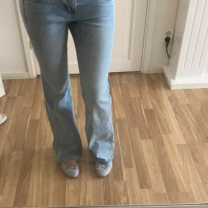 blåa jeans 💗 - så snygga blåa jeans från hm som tyvärr är för små, storlek 40 men sitter som 36/38