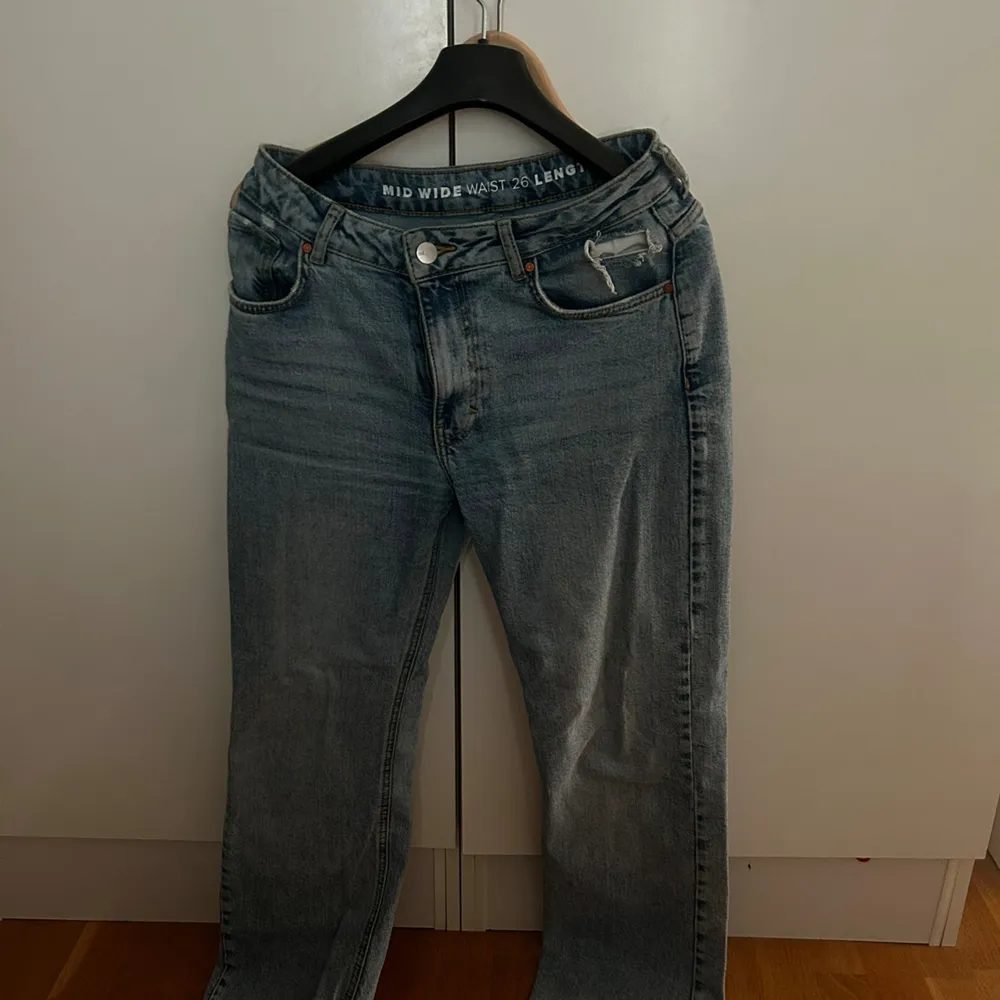 Super snygga jeans ifrån bikbok! Litet hål på fickan, se bild! Var så när jag köpte dem. Köptes för 650. . Jeans & Byxor.