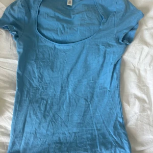 Blå urringad tshirt🩵 - Superfin blå urringad tshirt, nästintill oanvänd och i toppskick!🩵