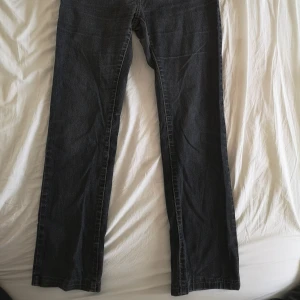 Svarta jeans med design på bakfickan  - Köpta på second hand men oanvända av mig.