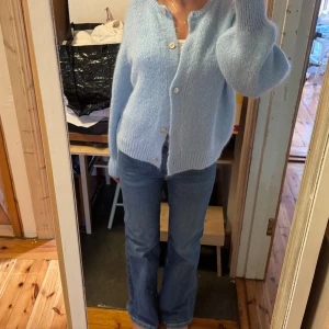 Carin Wester jeans-straight  - Så snygga och bekväma jeans från Carin Wester. Modellen heter ”Cindy”, de ör tajtare över rumpa och lår och blir sen lite rakare/vidare.