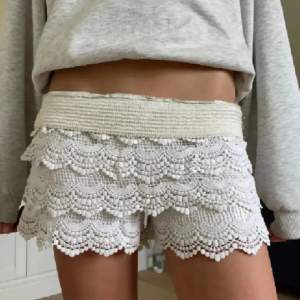 Jättefina spetsshorts💗Midjemåttet är 39 cm💕 Bilden är lånad men kom privat för egna bilder💞