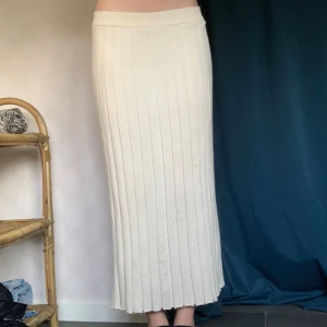 Vit /beige ribbad maxikjol - Säljer denna jättefina vita / beigea ribbade / stickade kjol från ginatricot som inte kommer till användning. Den är i mycket bra skick!! Skriv vid frågor!
