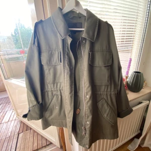 Grön trenchcoat jacka 🫒 - Militär grön jacka från Brixton textiles 💕. Har använt 1-2 gånger, säljer eftersom den är för stor. Original pris 2000kr  men säljer för 500kr💘
